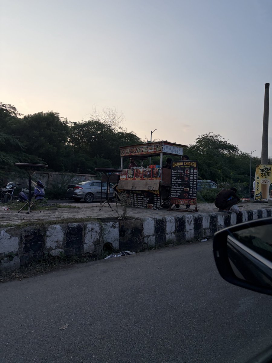 ashokk_7's tweet photo. @SHOsector23DW @DCPDwarka @dtptraffic Heavy encroachment by hawkers on Golf Course Rd towards Dhulsiras Rd. Vehicles parked illegally cause daily traffic jams. Pedestrians &amp; drivers are suffering. Please take strict action. #Dwarka #TrafficUpdate https://t.co/bL8DzGEevb