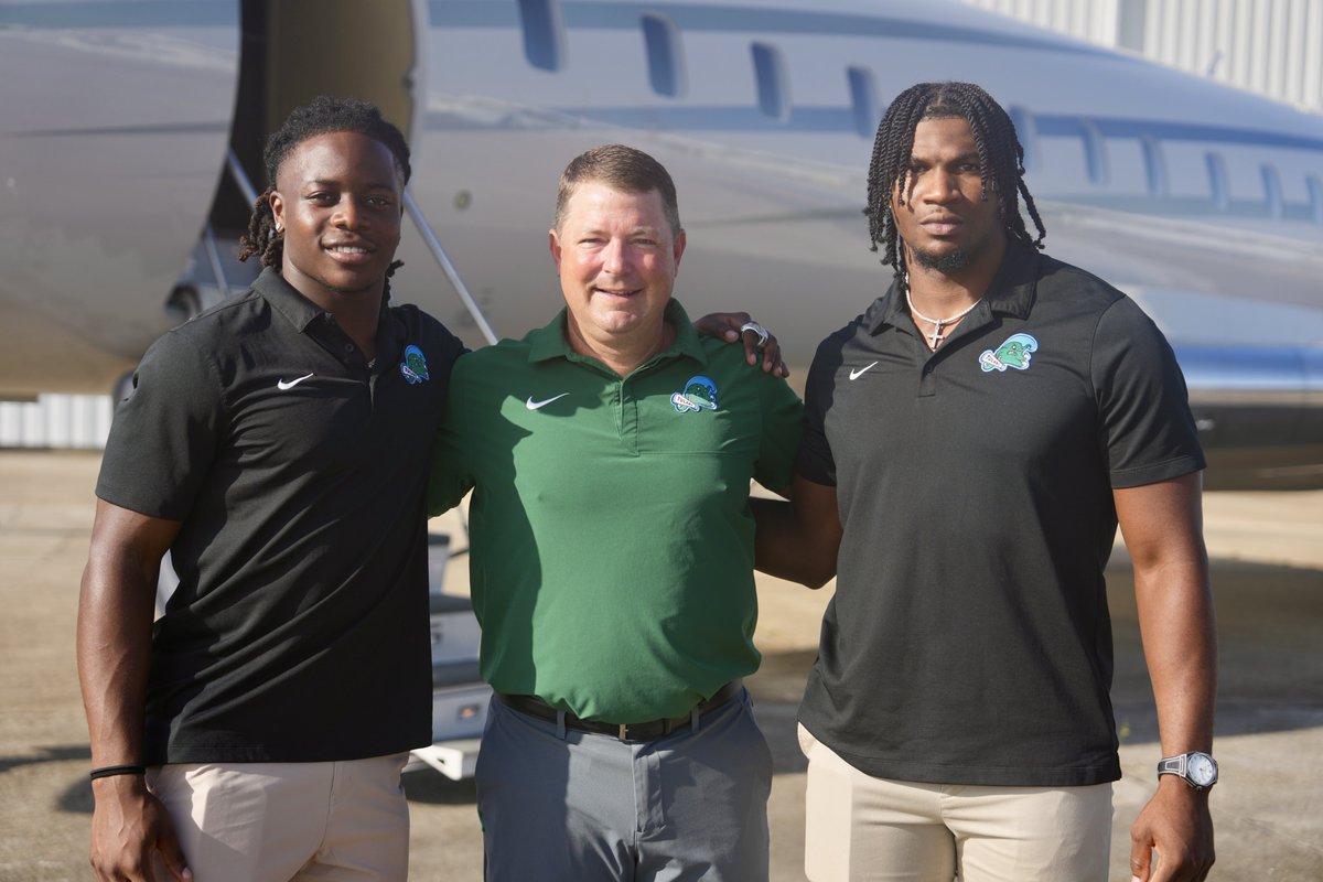 GreenWaveFB's tweet photo. Flying in style 

#UptownFootball | @American_Conf https://t.co/LsruWwBlMH