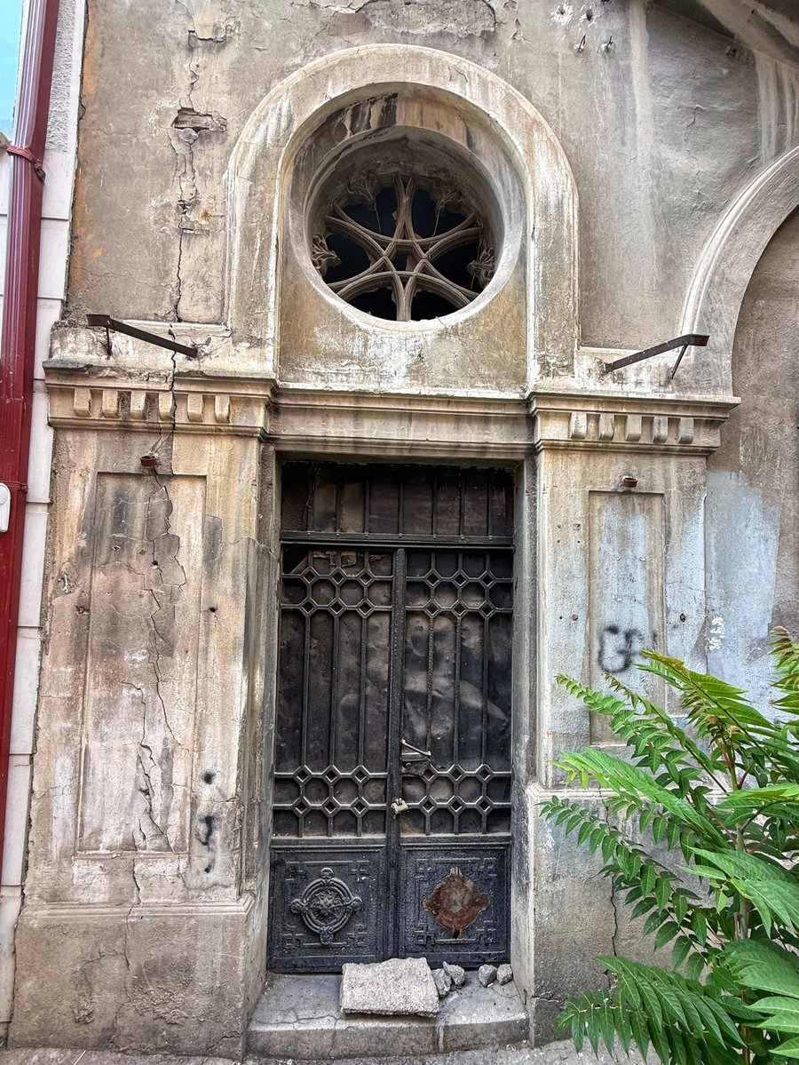 etginlik's tweet photo. Ankara'nın ilk kaloriferli ve asansörlü apartmanı:

▬ 1922 yılında yapılan Erzurumlu Nafiz Bey Apartmanı. https://t.co/Oncj6tjGhA