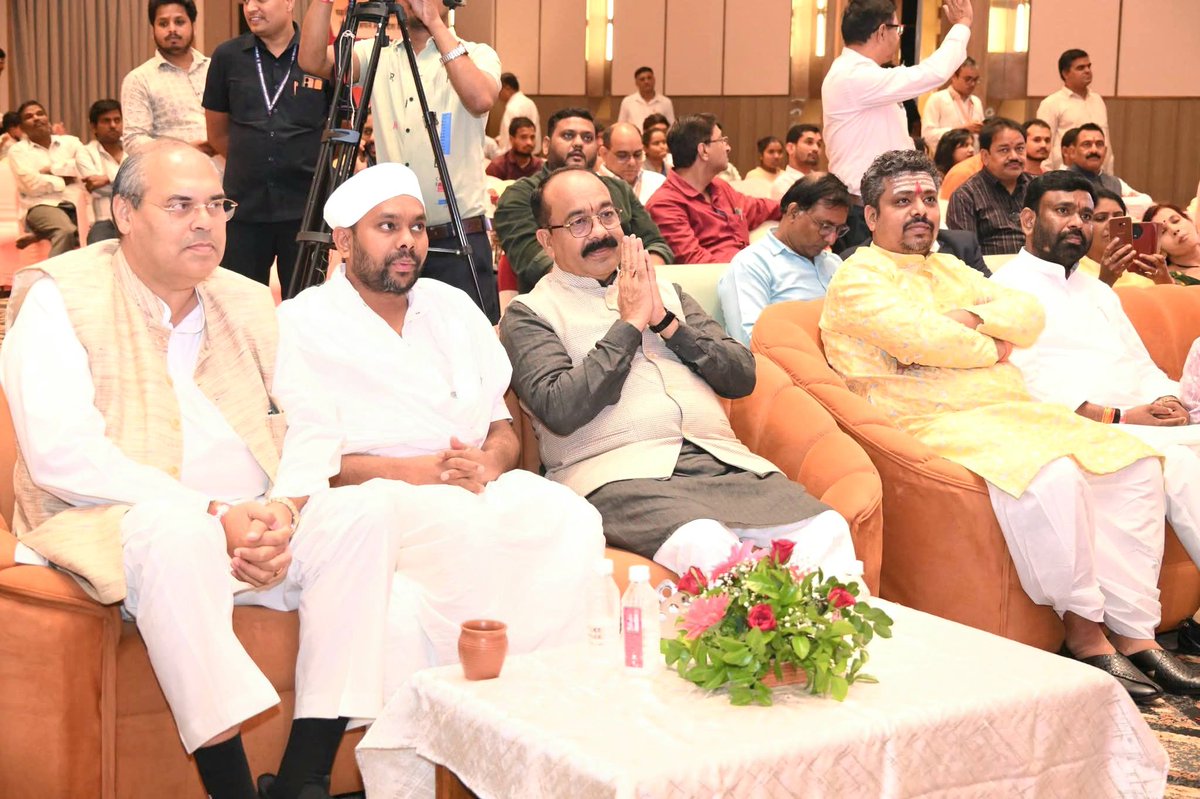 devkarsaheb's tweet photo. दैनिक समाचार पत्र 'लोकदेश' के छत्तीसगढ़ संस्करण के भव्य शुभारंभ समारोह में सहभागी बनने का सौभाग्य प्राप्त हुआ। इस अवसर पर संपादकीय परिवार एवं पत्रकार ��ाथियों से आत्मीय संवाद हुआ तथा उन्हें इस नई यात्रा के लिए हार्दिक शुभकामनाएँ प्रेषित कीं। https://t.co/3dIvnDKak5
