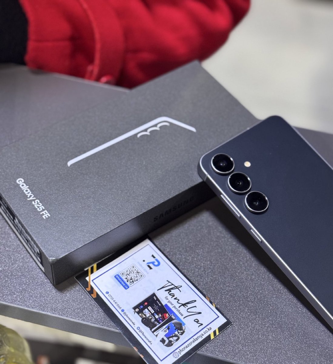 PhoneZoneKe's tweet photo. Samsung S25 Fe (UAE warranty)

12GB+256GB~Kshs 65,000

Display-6.7 inch Dynamic AMOLED 2X,120Hz, HDR10+
Android 16 (7 Major Android updates)
Exynos 2400 (4nm)
10 core CPU-3.2 GHz
Main Camera-50MP+8MP+12MP
Selfie-12MP
Under display fingerprint (ultrasonic)
4900 mAh battery 
45W charging speed
25W wireless