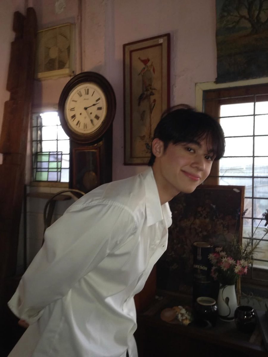 ppapizz's tweet photo. he’s so romcom coded 📸 https://t.co/ecedfbmtSl