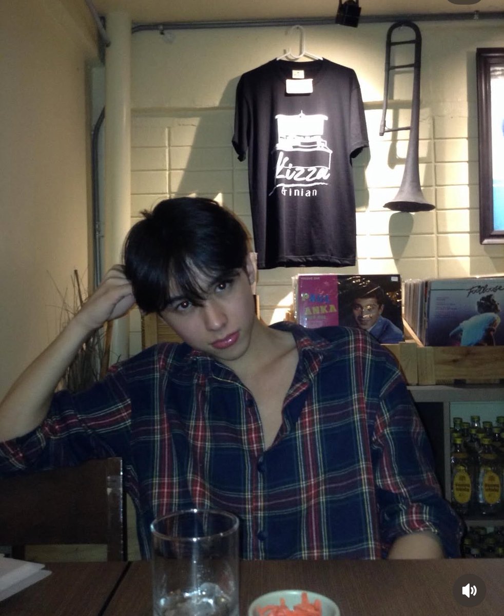 ppapizz's tweet photo. he’s so romcom coded 📸 https://t.co/ecedfbmtSl