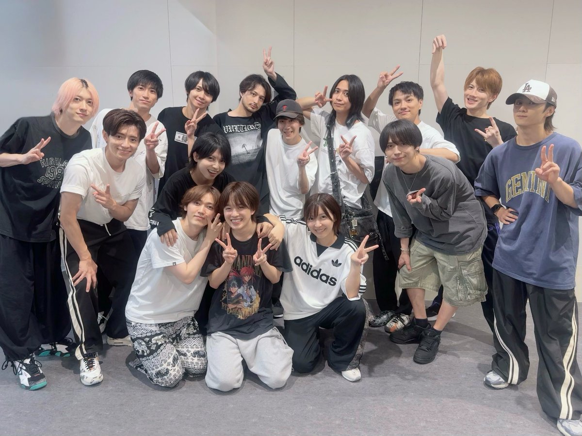 yamanaka_twins's tweet photo. 今日は、初の通し稽古でした！
どのユニットも素敵に仕上がってます🎤✨

写真撮ろ♪って言ったらこんなに集まった🎉

#あんスタ #あんステ #2wink
#ケータリングにあったメッセージチョコ

【健太・翔太】 https://t.co/neAYfX8Jcd