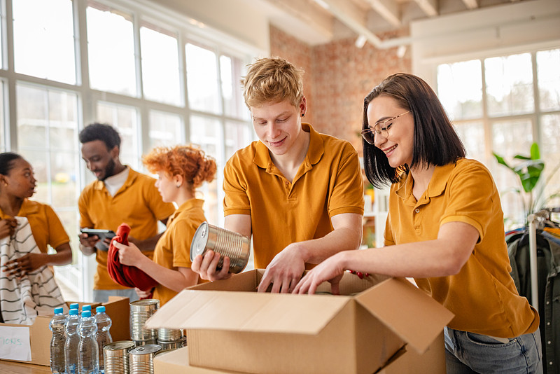 vj2692's tweet photo. Today I spent 4 hours at the community food bank, sorting 200+ meals and helping 15 local families get their grocery packages. Love giving back to the neighborhood I call home!  #VolunteerWork #CommunityLove https://t.co/EbE8pszKGN