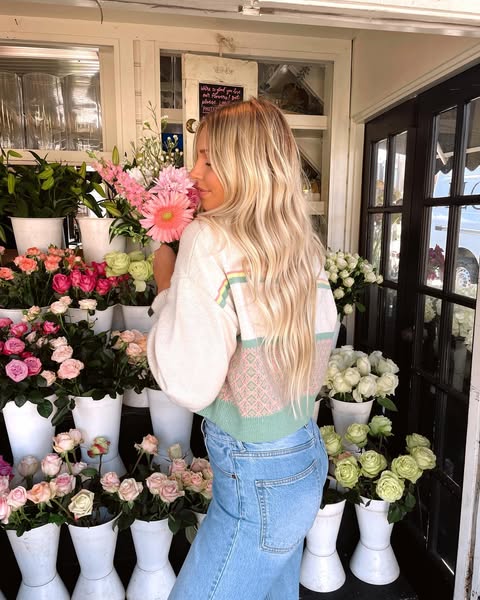 Taro5Katnr's tweet photo. The scent of flowers heals everything! A pink bouquet paired with a soft, cozy sweater instantly lifts my mood #DailyMoments https://t.co/Pttc3cCRVr
