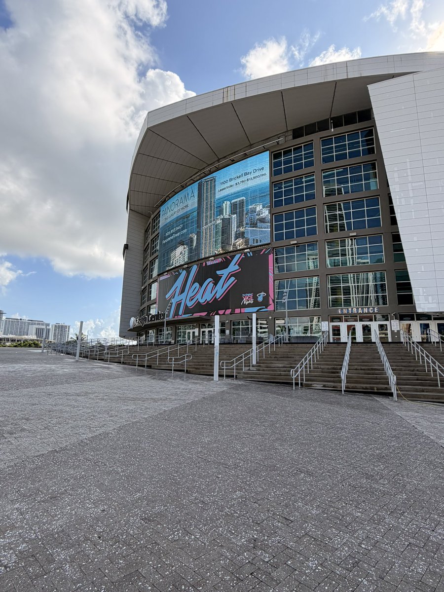I JUST SAW BRON WALKING INTO THE MIAMI HEAT STADIUM https://t.co/52ORw3UBNy