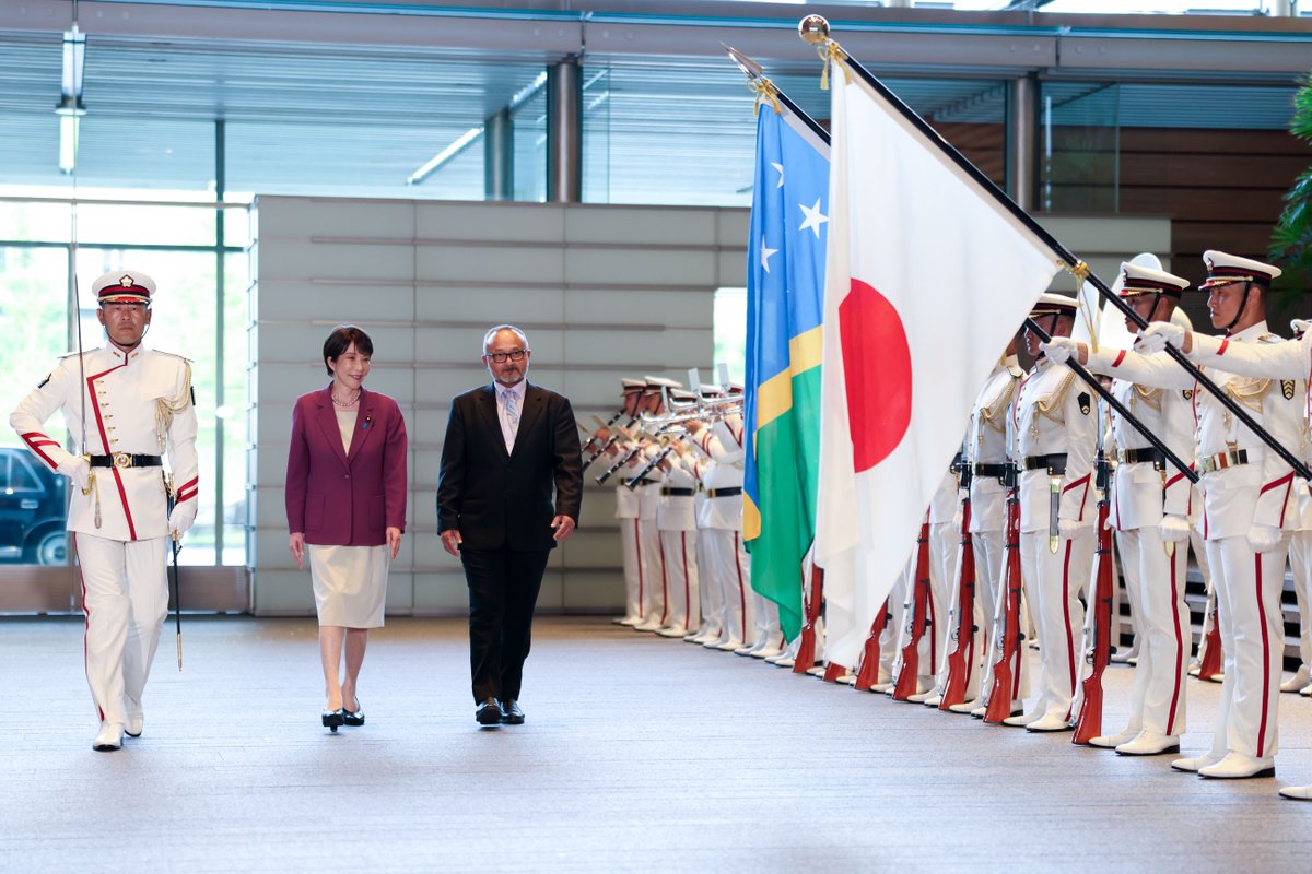 MofaJapan_jp's tweet photo. 高市総理大臣は、マシュー・クーパー・ワレ・ソロモン諸島首相と会談を行いました。高市総理からは、自由で開かれたインド太平洋（FOIP）のビジョンの下、太平洋で結ばれた友人であるソロモンとの協力を積み重ねたい旨述べました。両首脳はインド太平洋地域情勢に関する意見交換を行い、また、2027年夏の第11回太平洋・島サミットに向けた連携を含め、緊密に協力することで一致しました。
（写真提供：内閣広報室）

https://t.co/UwnKl0cUlo