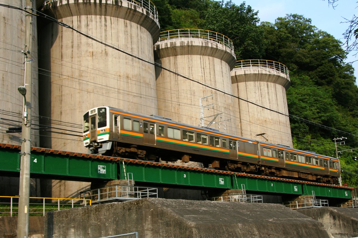 koka_ninja's tweet photo. @kenji21457996 横から失礼します。電車が通るとサージタンクの巨大さが引き立ちます。
泰阜ダムはダム鉄するにはいいアングルですが、あの辺りは運転本数の少ない区間ですからねえ。 https://t.co/LmNSx061S1