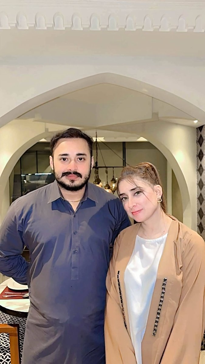 Mazharch28's tweet photo. میڈیا پر خواتین کو گھر بسانے کے ٹوٹکے بتانے والی ڈاکٹر نبیہہ علی خان نے  خلع دائر کی ، جس کے بعد  حارث کھوکر نے نبیہہ کو طلاق دے دی
یہ شادی اپنی پہلی اینورسری بھی نہ دیکھ سکی https://t.co/G8mtChvEwS