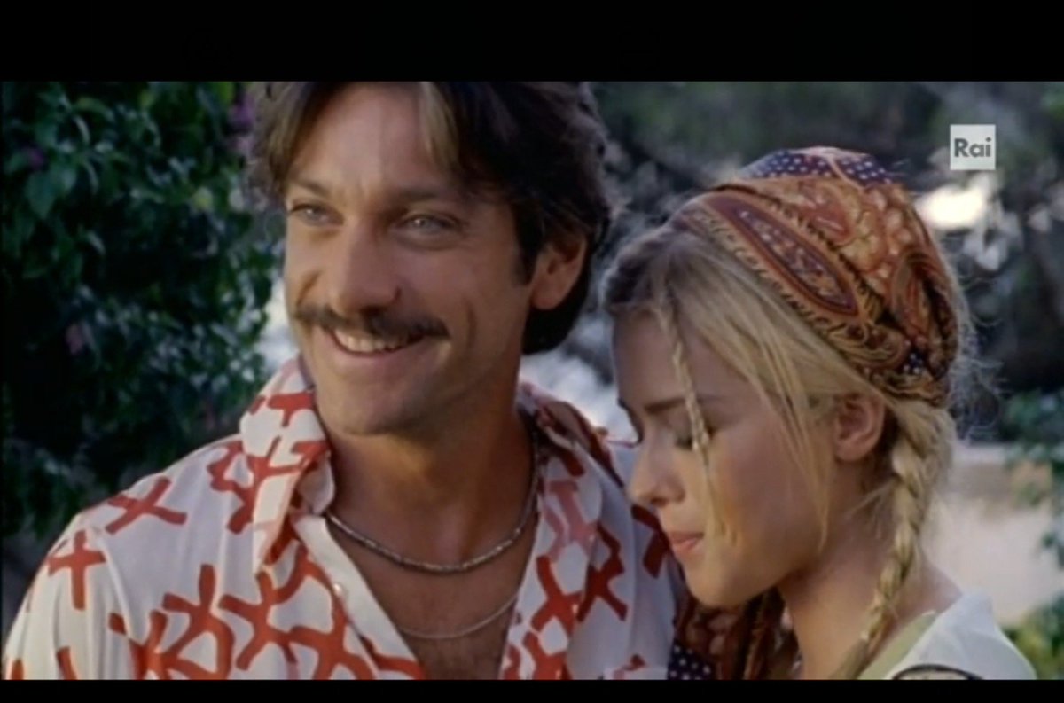 BiasiErika's tweet photo. "Piccerè tu m piaci,si na Galiano"

"È la prima volta che mi abbracci"🥹

La bellezza di questa scena padre/figlia e il modo in cui Umberto sta imparando a volerle bene✨❤️ #Capri https://t.co/Ti7LoIaPnc