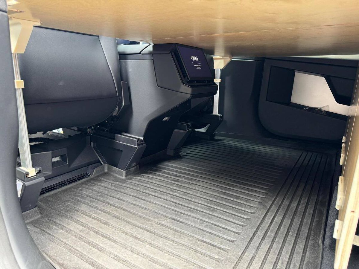 Pickza10's tweet photo. Cybertruck’s new camping hack turns into a family room in seconds 🏕️#Cybertruck #TeslaCamping  #CarCamping https://t.co/RZBFtOIvOo