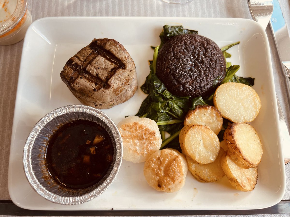dionysosjp's tweet photo. 実際の食事はこんな感じです。
メインはテンダーロインステーキを選びましたが、柔らかくソースも凝っていてかなり美味しかったです。
付け合わせにホタテのグリルがあるのが贅沢。
短距離路線のビジネスクラスの機内食としては最高レベルのクオリティではないでしょうか。 https://t.co/nv22SkNyrd