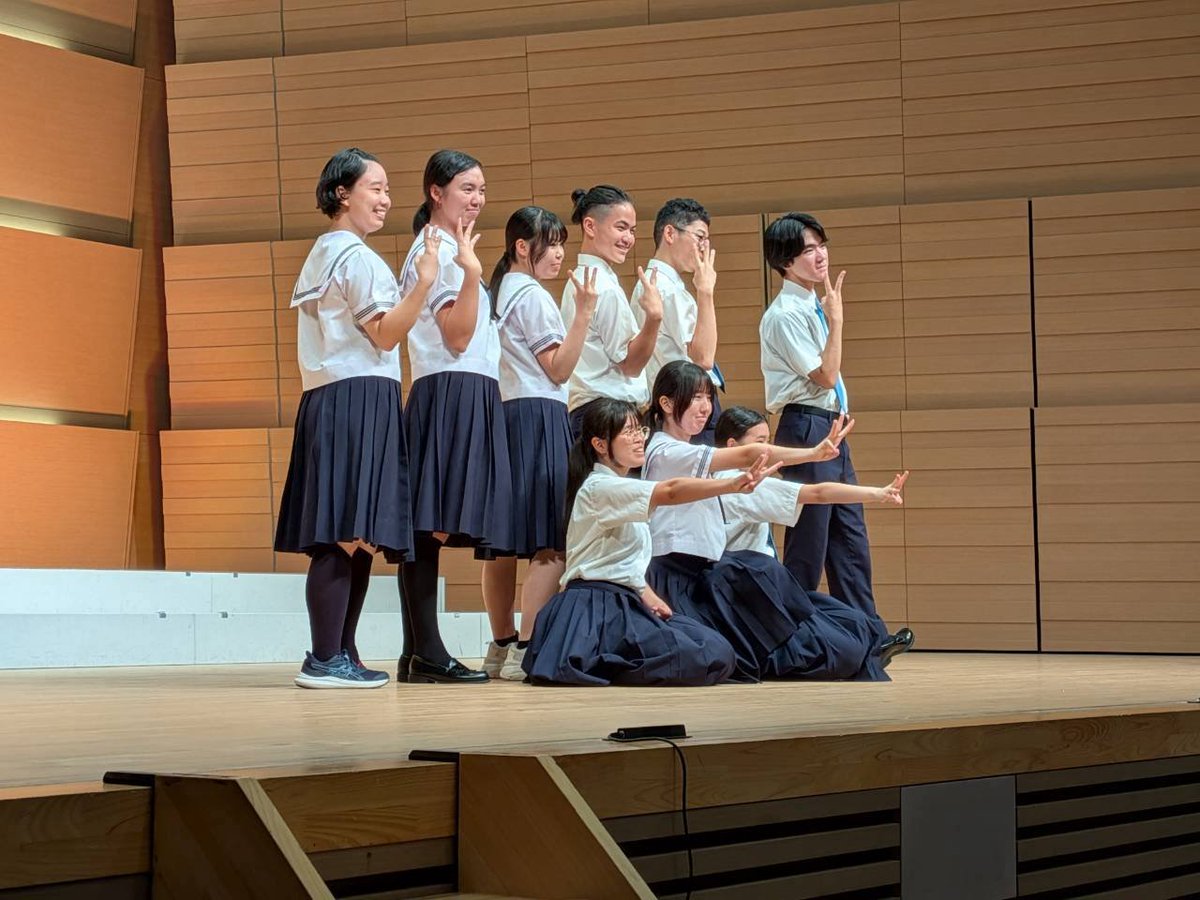 Shimizudani_Ch's tweet photo. ついに、定期演奏会が無事終わりました‼️
これも、皆さんの応援と支えのおかげです！ありがとうございました❣️
最後の写真は、ミュージカル『アルパニードリーム!』のメンバーのワンショットです🫶🏻︎

今日をもって3年生は仮引退をしますが、これからも清水谷高校合唱部をよろしくお願いします🙌🏻 https://t.co/4qipzmk1wF