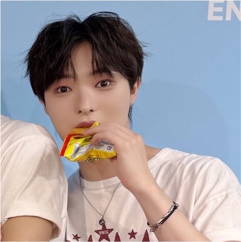 6vgefx's tweet photo. 이애기지금머머금 ㅜ ㅋㅋㅋㅋㅋㅋㅋㅋㅋㅋㅋㅋㅋㅋ https://t.co/Nwm3eNLg1x