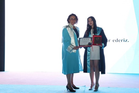 atuder1999's tweet photo. https://t.co/nlCDJn7pJV Alanya Alaaddin Keykubat Üniversitesi Tıp Fakültesi'nin 2025 - 2026 eğitim ve öğretim yılında "Acil Tıp Stajında En Başarılı intern Doktor" ödülümüze Dr. Ecem KARABAĞ layık görüldü. #atuder #epat #acil #aciltıp #intern @AlanyaAlku https://t.co/kN1bB4HJEh