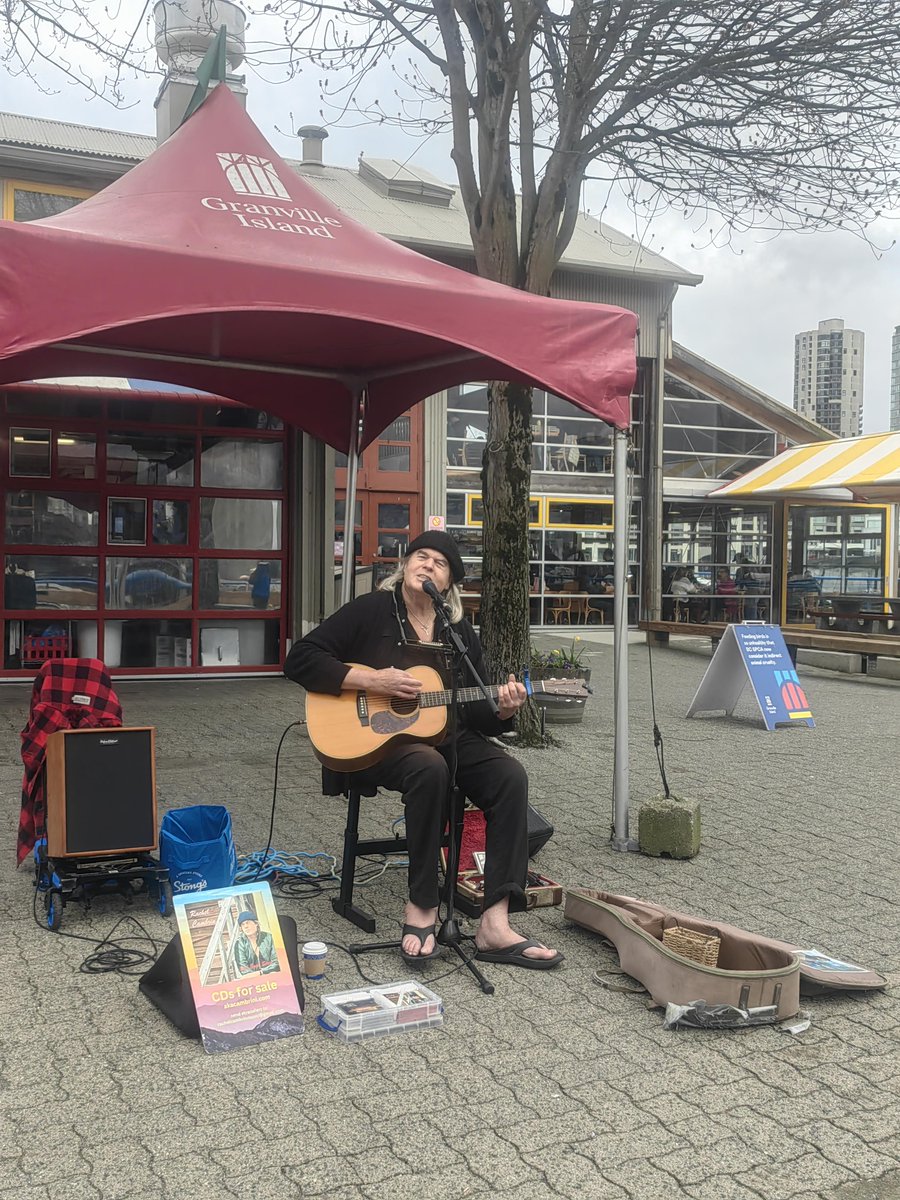 User87182728's tweet photo. Busking vibe hits different when the sun’s dipping low and the sidewalk’s buzzing with lazy afternoon chats. https://t.co/S5Ov0bS7A0