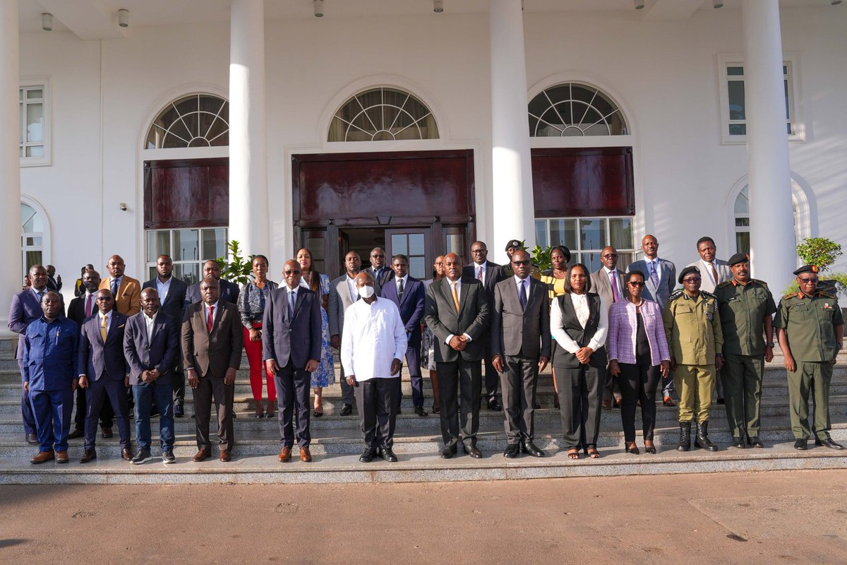MarthaByabagamb's tweet photo. Yesterday, H.E.@KagutaMuseveni met DRC Health Minister Dr. Kamba Mulanda Samuel Roger, who delivered a special message from President Félix Tshisekedi on the Ebola outbreak. The president reaffirmed Uganda's support for the DRC through treatment,expertise, &amp; regional cooperation. https://t.co/qlirjigcbm