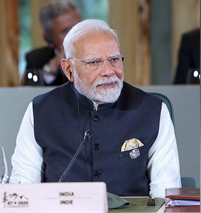 Ayushihihaha's tweet photo. 30 y/o GenZ                                      75 y/o PM
leader after eating                    after working
bread pakoda,                             all day for his 
vadapav, lassi                                 country. 
all day. https://t.co/lNiJRXSTYC