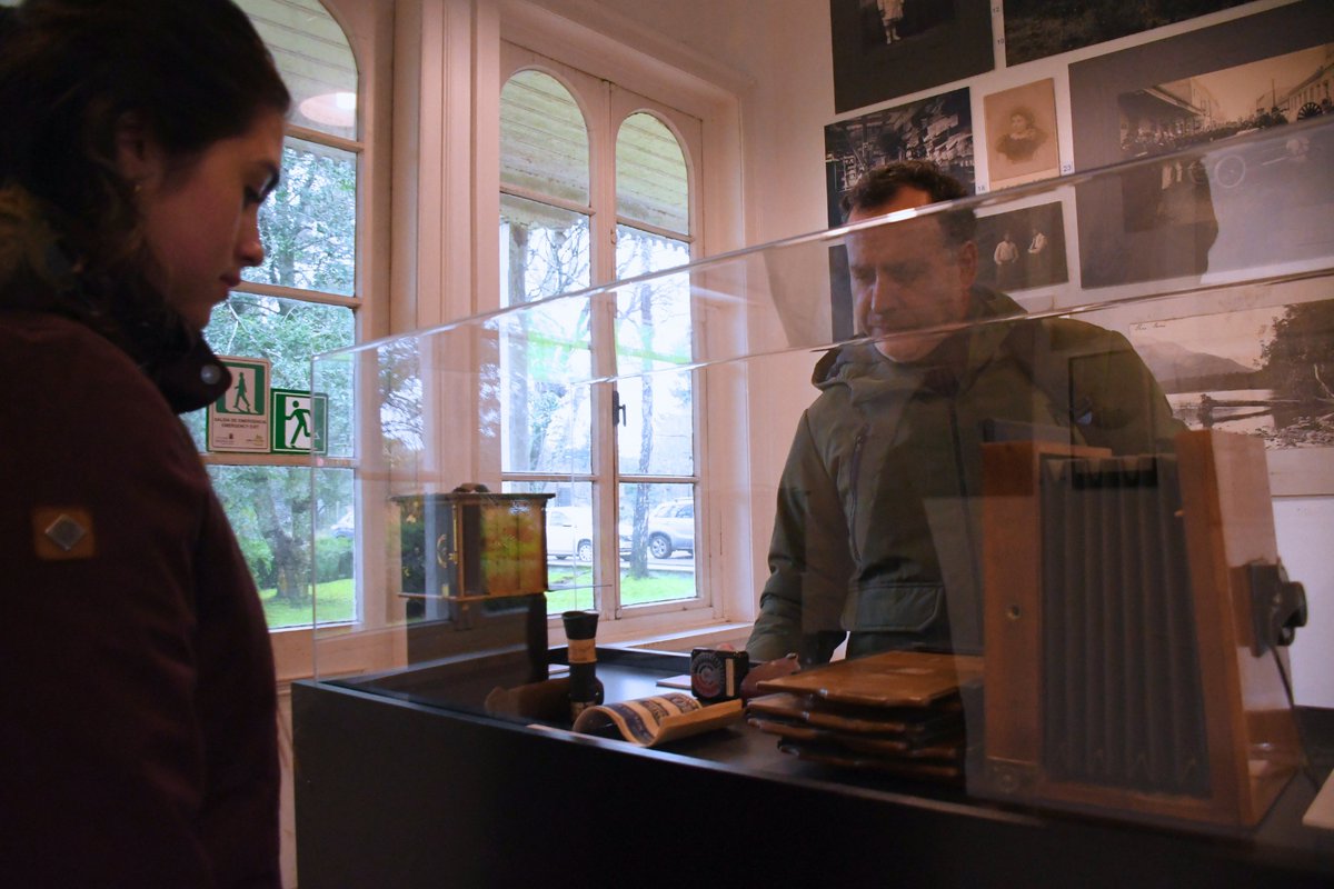 UAustraldeChile's tweet photo. La Dirección Museológica UACh Alberga exposición sobre los inicios de la fotografía en el sur de Chile "Fotógrafos pioneros del sur: historia y análisis estético de 11 exponentes (1845-1925) de la región de Los Ríos y Los Lagos”.

Imágenes forman Proyecto FONDART Nacional de Investigación que surge del trabajo conjunto entre el Laboratorio de Conservación, el Archivo Histórico Patrimonial y el Área de Extensión de la Dirección Museológica de la Universidad Austral de Chile.

"Esta exposición pone en valor el trabajo de 14 fotógrafos que, entre 1845 y 1930, fueron los primeros intentos de fijar en papel la identidad de dos regiones en transformación", comentó Claudia Ordoñez, conservadora y directora del proyecto.

En la iniciativa trabajó un equipo de la Dirección Museológica UACh integrado por Roberto Bosshardt (archivero), Adrián Silva (coordinador de extensión) y Claudia Ordóñez (conservadora y directora del proyecto); además de las investigadoras invitadas Mariana Matthews, Margarita Alvarado y Tanya Wagemann.

La exposición se podrá visitar en el en el Museo Histórico y Antropológico Maurice van de Maele hasta el lunes 27 de julio, entre las 10:00 y 13:00 horas y entre las 14:00 y 18:00 horas. El martes 28 será inaugurada en el Teatro Regional Cervantes.