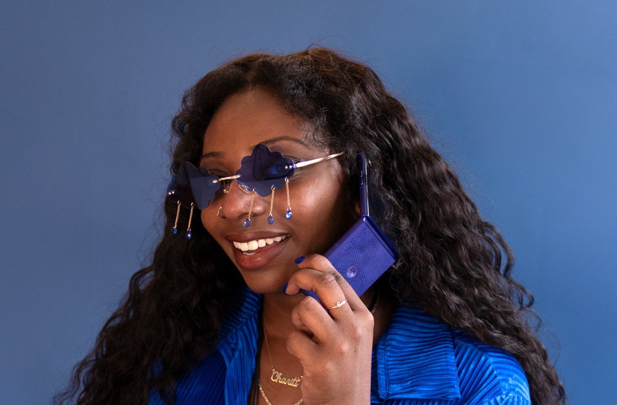 MotorolaUS's tweet photo. Drenched in vibrant blue, from head to toe 💙 #razr #MakeItIconic https://t.co/oJGKJQZPp0