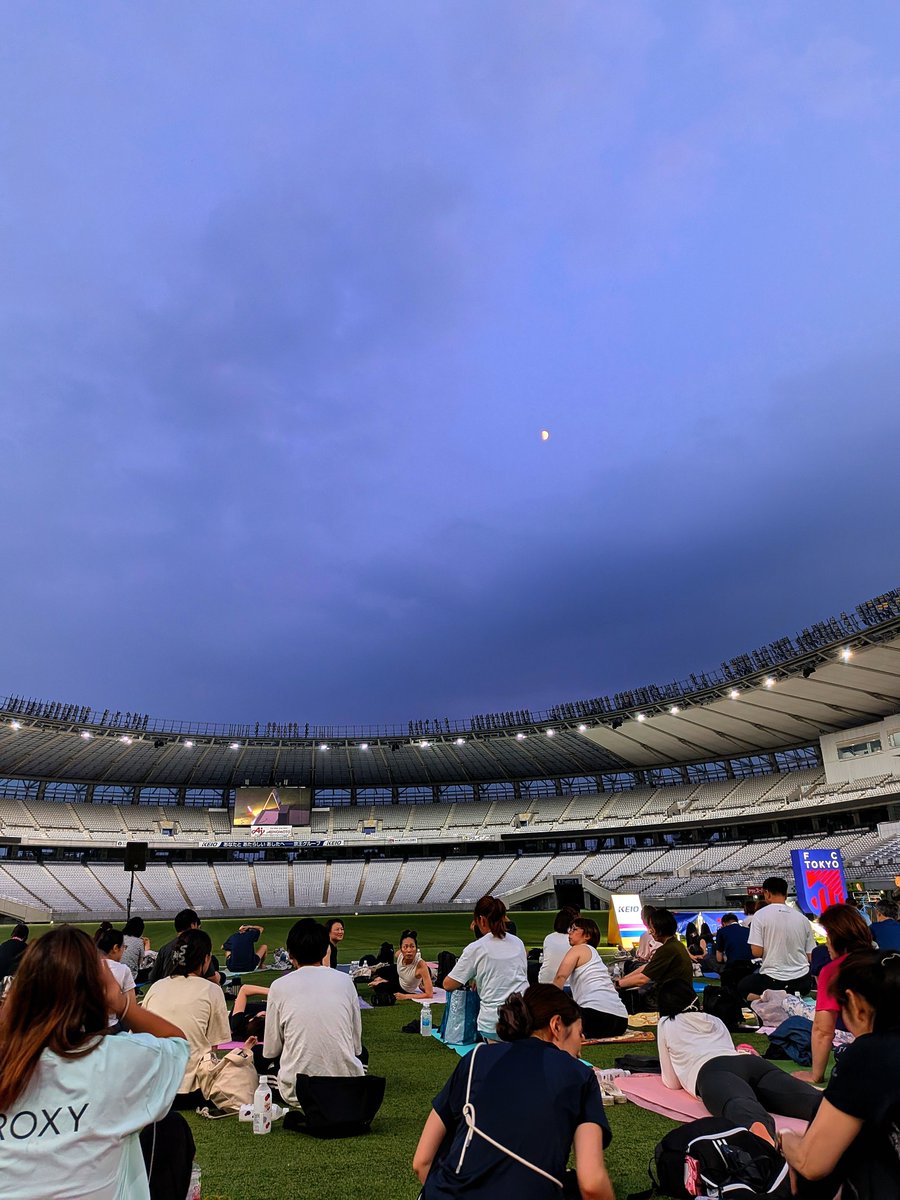 noria112's tweet photo. 味スタナイトヨガ、2回目行ってきました🧘🌙
昼間は今年イチの暑さだったけど、夜のスタジアムは風が心地よく、月を眺めながらのヨガ、とっても気持ちよかった😌 https://t.co/RG5rNsMTk9