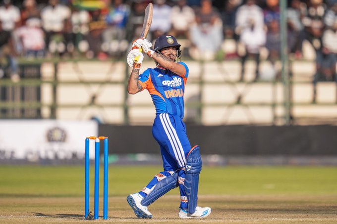 Cruising towards the target 👊  Ishan Kishan and Captain Shreyas Iyer stitch together a solid partnership as the finish line approaches 🏁