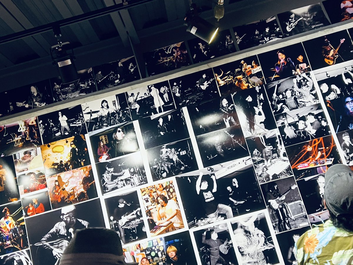 SmilySoncial's tweet photo. 7.20mon 難波BEARS写真展in浪速区Scent GalleryCafeMikayama

はたさちおさん撮影BEARSの貴重な写真が沢山壁一面に

その空間で長濱礼香さん:動画1とWAMEIさん(Sarry):動画2を鑑賞

あっという間に感じたけど時計を見ると結構な時間が流れてた

長濱さんが弾くガットギターは山本精一さんに戴いたもの https://t.co/CiviZl2Pvf