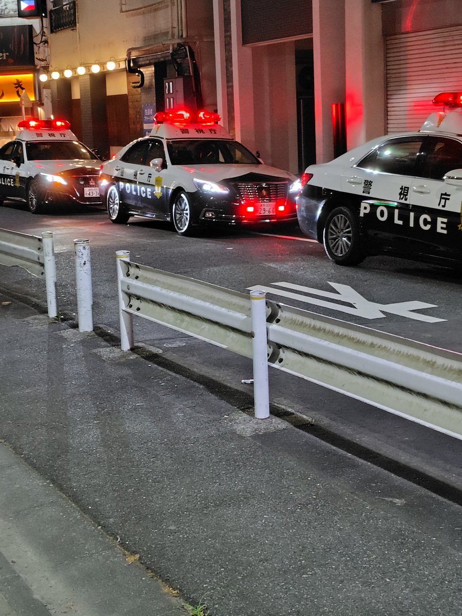 YKbFQDd9evW3dAS's tweet photo. 本日18時半パルコ周辺で数十台のパトカーがサイレン鳴らしながら集まってきて、錦糸掘り公園の通りに集結し30人くらいの警官と若い者20人くらいが揉み合いになり刑事まで駆けつけた
錦糸掘り公園前には住吉会花田会が入居するマンションがある
近くには大型バスの護送車が2台停まってた

#錦糸町 https://t.co/a2wijuL0xA