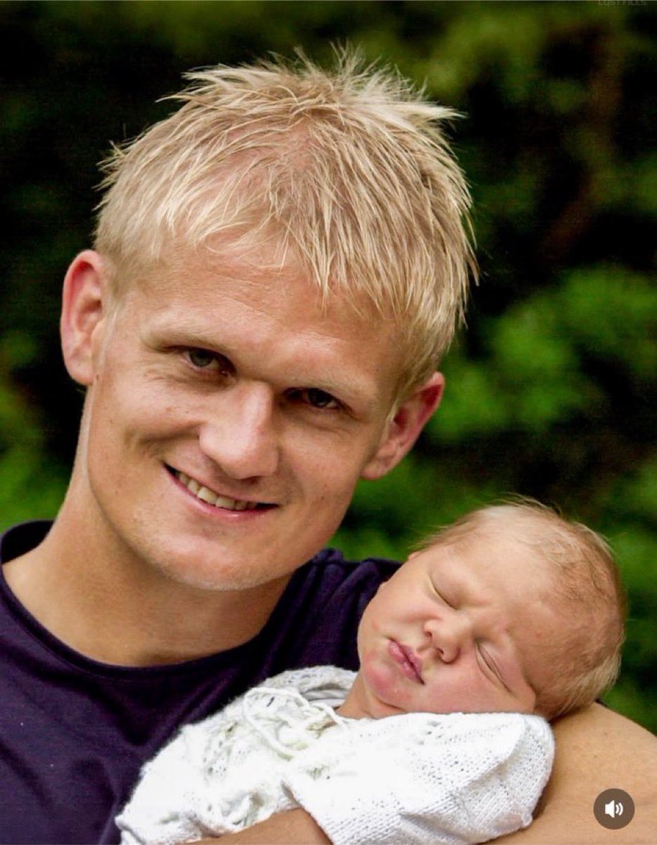 NoruegArg's tweet photo. El bebé Erling Haaland con su padre en el año 2000 😍🇳🇴 https://t.co/axWnPcY4Mo