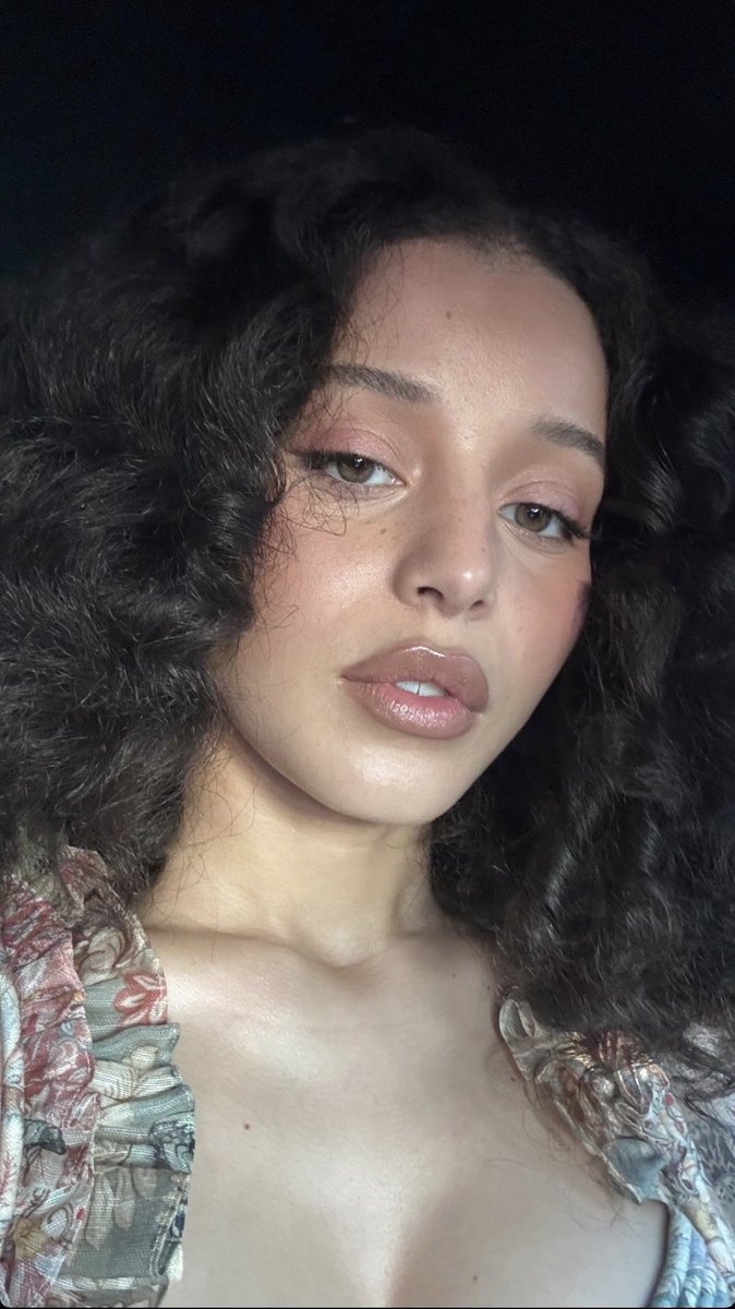 farely0's tweet photo. gross pervy thoughts abt her hair, it’d look so pretty with a load in it https://t.co/4uZcS9BUU4