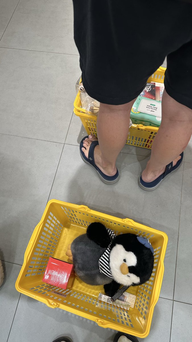 iseeghostss's tweet photo. barusan ke ohsome ekalokasari bnr2 all item disc 70% tapi aku cuma dapet segini😭 antrian panjang bgt+hampir semua rak kosong https://t.co/CjNF4FuZ66