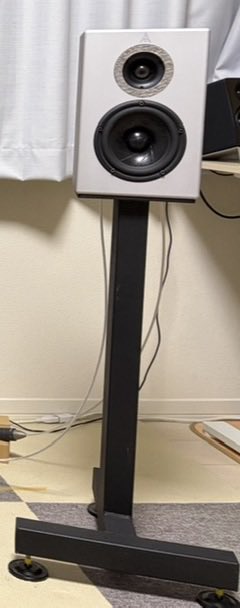 kzaudio24's tweet photo. 緩募 Audio Machina CRM+純正スタンド

スピーカー買い替えてもいいかな？とか思ってるので欲しい人いれば

スピーカー美品
スタンド傷多少あり
サランネット、スパイクあり
元箱なし

65万円くらいで（FF割多少あり） https://t.co/yR7sBDDHHm