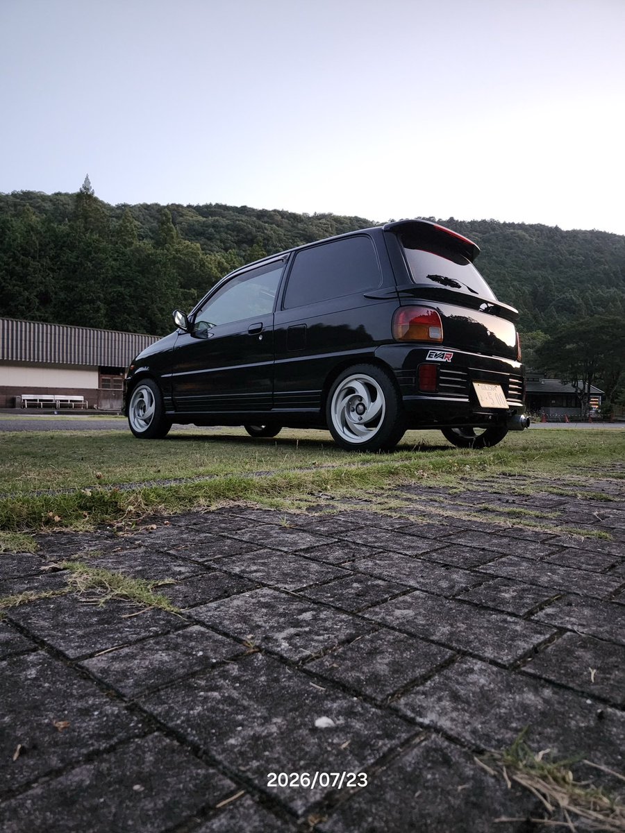 TeraYu999's tweet photo. 𝑴𝒚 𝑵𝒆𝒘 𝑮𝒆𝒂𝒓
この度足車としてL500S  ミラ𝑻𝑹-𝑿𝑿 𝑨𝑽𝑨𝑵𝒁𝑨𝑻𝑶納車しました！
エンジンはEF-JLです
PCD110というのがアレですがスーパーボルク履けたので問題なし🙆‍♂️
個人車3台目にして初のエアコンが効く4人乗りの車なので今夏は快適に過ごせそうです😁
#JapaneseDaihatsuMachine https://t.co/j4ETLV5mWT