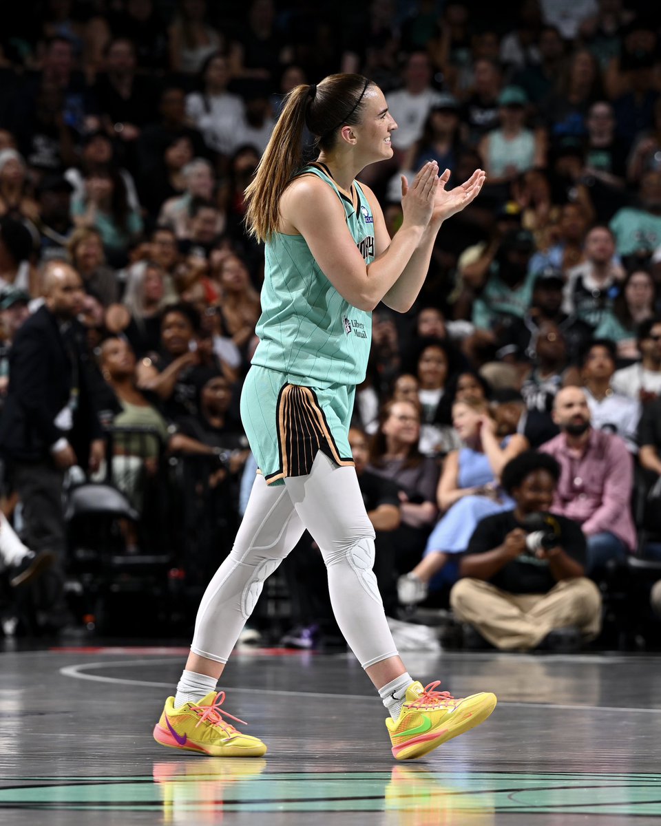 SLAMKicks's tweet photo. The forecast called for clear skies until Sabrina had it pouring buckets in the “EYBL” Nike Sabrina 4.

9 points in 38 seconds and a 29-piece on the night ☔️ https://t.co/TaFjPgwmDa