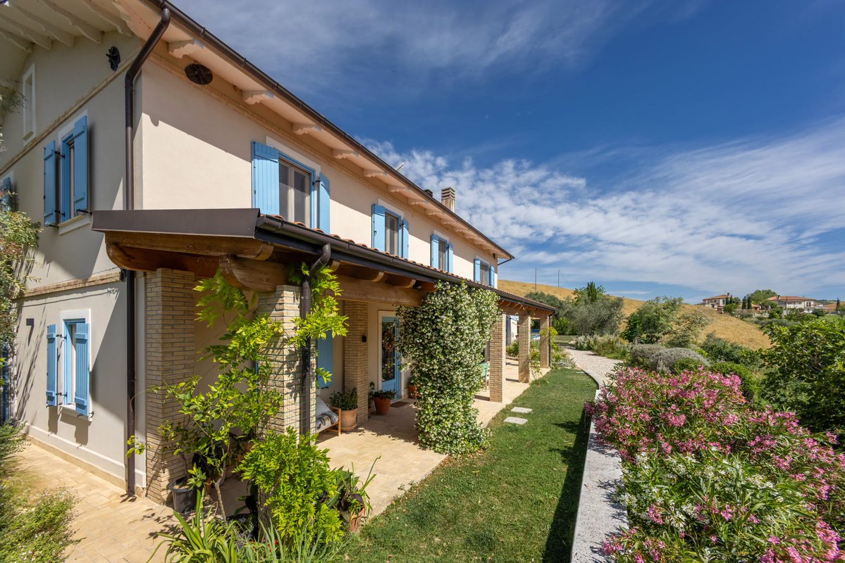 italianhouses's tweet photo. 🏡🌿 Exquisite restored farmhouse with pool and panoramic views in Abruzzo!
🏊Saltwater pool & guest annex
☀️48 solar panels
💶€800,000
❓Dream home or luxury retreat?
https://t.co/mhQpQNkGUd
#PropertyItaly #Abruzzo #Teramo #Castilenti https://t.co/OiNGrnCrtH