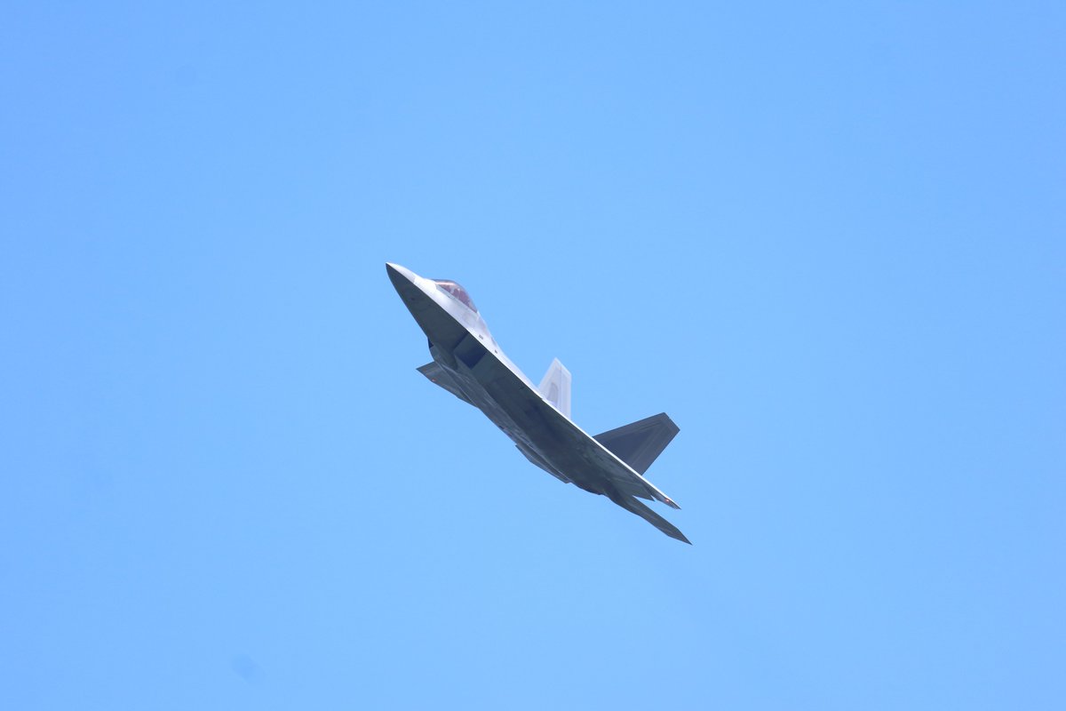 somat_ta's tweet photo. 嘉手納基地でF-22 Raptorを撮影
初めてのラプターに大興奮!
日本で撮ることは難しいからホノルルで撮ろうかと考えてたんですけどね~
会社サボったの正解だったな~
#LockheedMartin
#Boeing
#F22
#F_22
#Raptor
#USAF
#UnitedStatesAirForce
#RODN
#DNA
#嘉手納基地 https://t.co/iPeNWYASQr