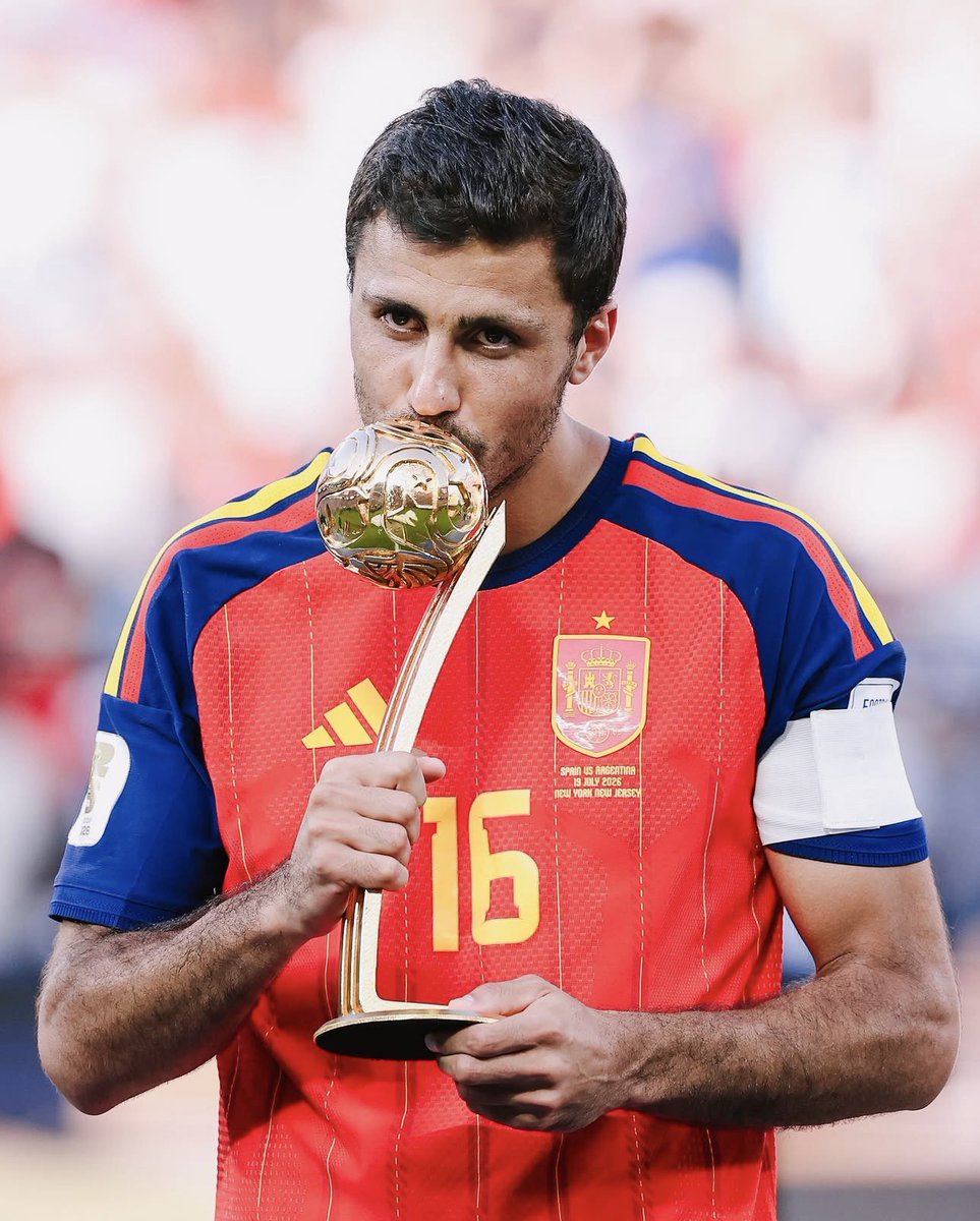 Rk77m's tweet photo. @faisalbinturki1 بوجود افضل لاعب بكاس العالم يصبح ميسي فيسي، ويُقال الى الان يتم البحث عن ميسي وعلى الاغلب انه في احد جيوب رودري https://t.co/124lHXgziz