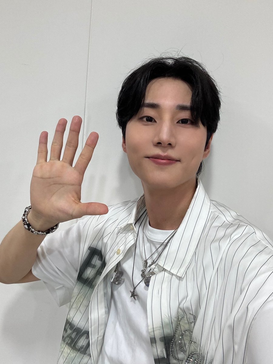 dayyeong's tweet photo. 14-3) Busking Behind 컷

문을 열고 My Day를 만난 오늘 🚪함께해서 즐거웠던 첫 버스킹 

✅ Coming soon...🏀🏅 https://t.co/ECH7eQZbNe