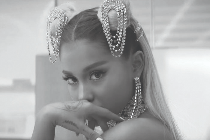 acervoarii's tweet photo. 🚨 POP EMERGENCY: Fã que ouviu o novo single "petal" durante a eternal sunshine tour conta sobre:

"Eles tocaram a faixa-título pra gente! A música é MUITO boa, meu Deus 😭 + a batida quando entra é absurda. Nós fomos revezando os fones de ouvido enquanto a música tocava, então não conseguimos ouvir a faixa inteira!!!"