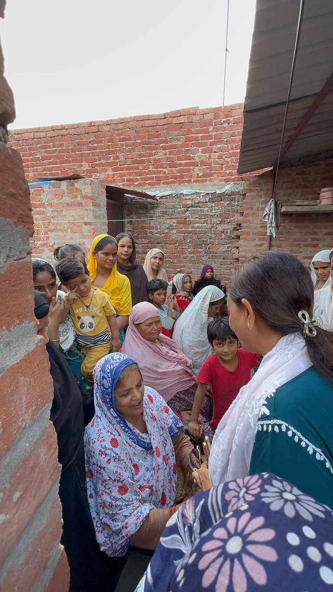 PoonamSinghRBL's tweet photo. रायबरेली शहर के अंदरून किला (खाली सहट) में माताओं एवं बहनों के बीच पहुंचकर उनसे आत्मीय संवाद करना हुआ। उनके साथ बैठकर उनका हालचाल जाना, उनकी समस्याओं को सुना और उनके सुझावों को गंभीरता से समझा। मेरा विश्वास है कि महिला सशक्तिकरण ही एक मजबूत समाज और विकसित राष्ट्र की आधारशिला है।

जब हमारी माताएं और बहनें सुरक्षित, शिक्षित और आत्मनिर्भर होंगी, तभी समाज वास्तविक प्रगति करेगा। मैं सदैव महिलाओं के सम्मान, अधिकार और उत्थान के लिए प्रतिबद्ध हूं। मातृशक्ति से मिला स्नेह, विश्वास और आशीर्वाद मेरे लिए सबसे बड़ी प्रेरणा है। 

#PoonamSingh #Raebareli #MahilaSashaktikaran #NariShakti #JanSamvad