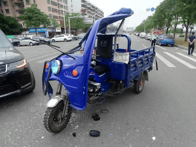 AngelFoo6's tweet photo. Just passed my driving test! 3 hours of parallel parking, 5 near-misses with stray cats, and a very patient instructor later—my little blue scooter is officially mine to ride. No more waiting for buses, feels like I just unlocked a whole new level of freedom! https://t.co/coj4ivB126