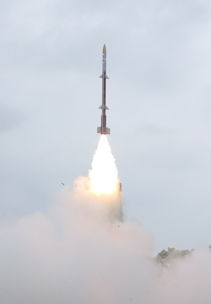 Tsukuyomi2170's tweet photo. DRDO has tested the M2 Missile of Project Kusha with a range of 250 km. 

Kusha will have a 3 missiles of 250 250 and 350 km ranges for different types of targets such as AWACS Fighters Cruise missiles etc. 

M2 and M3 missiles feature an additional booster stage to increase the range of the missiles. Which means the same missile is used in different confrigurations which will help in logistics and production. 

These missiles will be paired with 3 different kinds of radars includng a GaN AESA S band radar of 550 km range and 2 kinds of controls and communication vehicles. 

The missile features a Kill vehicle to hit the target and uses IR and RF seekers for guidance with flight time 200 sec for M1 and 450 sec for M 3
