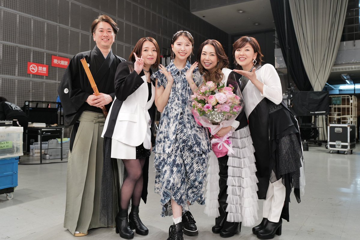 kikchy's tweet photo. 柏木ひなた
エモいライブだった
何が正しいかじゃなく
ひなたは歌い続けてね
だいじょぶ
それだけで推せる
バングルライト
実物は黄色ぽく
マカロニえんぴつラババンと装着
黄 緑タオルはどっちだ

関係者席でやっとこ
三宅(アナ)に
CiON愛佳を紹介できた
太陽とシスコムーンも勢揃い
逢えて、よかった https://t.co/szsVxuZBV9