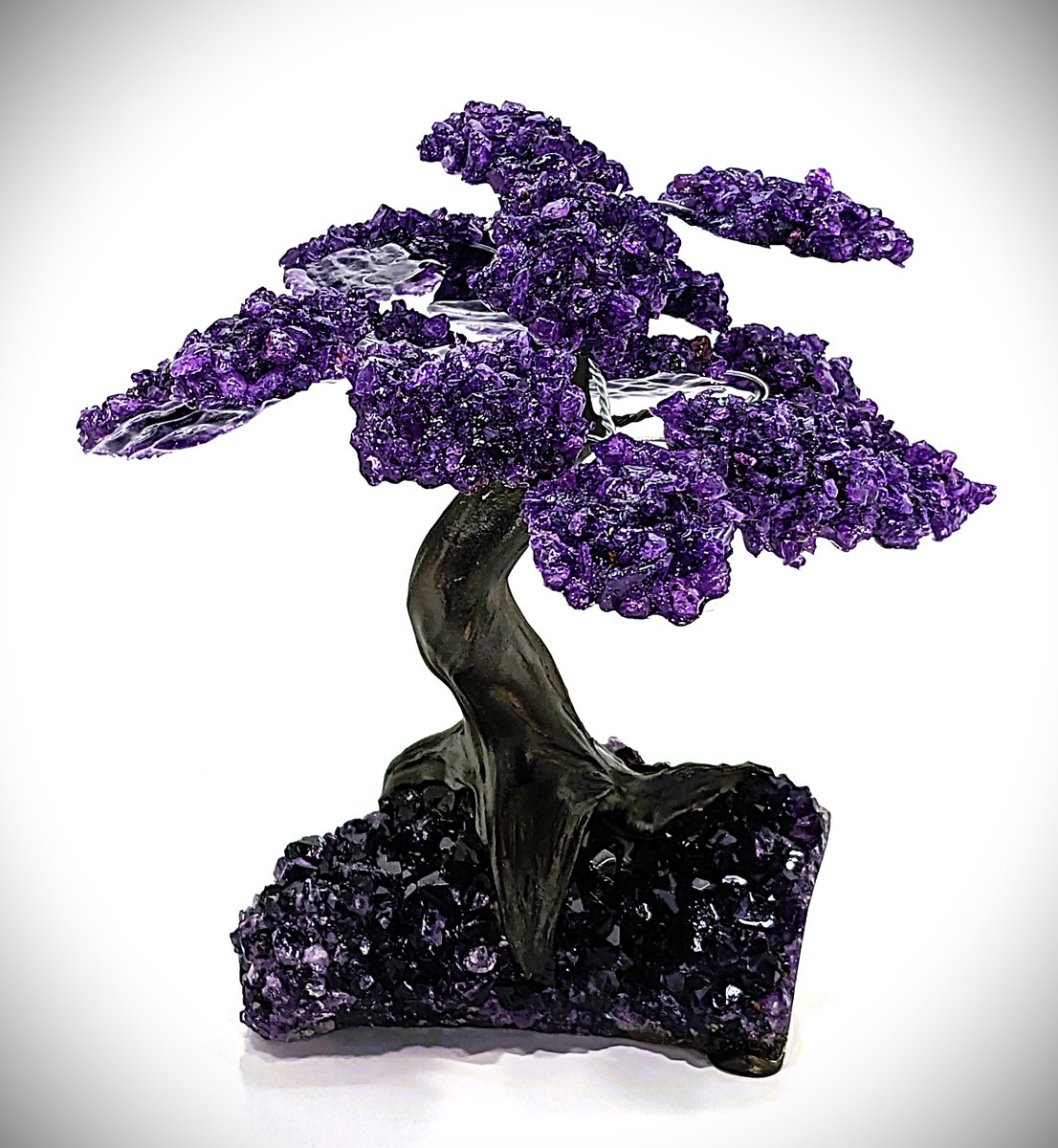 thejujujems's tweet photo. What if crystals grew on trees? 🌳✨
Okay ... they don't 😄
These handcrafted geode trees are about as close as it gets!
💜 Team Amethyst
or
🧡 Team Citrine?
#Crystals #Geodes #Amethyst #Citrine https://t.co/LQ5BAgZG75