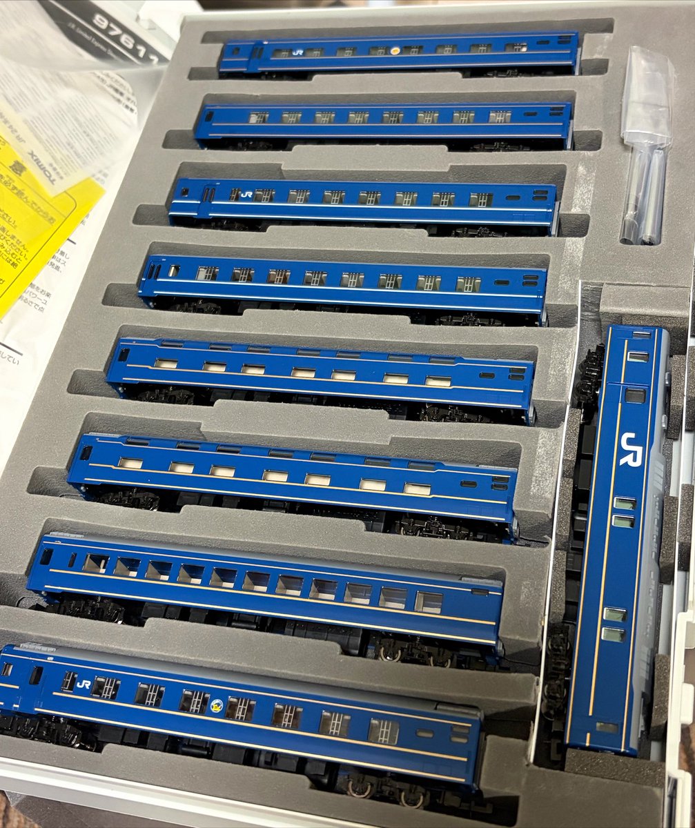 RS36A's tweet photo. 9両なのに…Tomixのあけぼのが何故か8両用ケースだったので廃材アートで無理矢理スペースを錬成 https://t.co/4iABtwiEB5