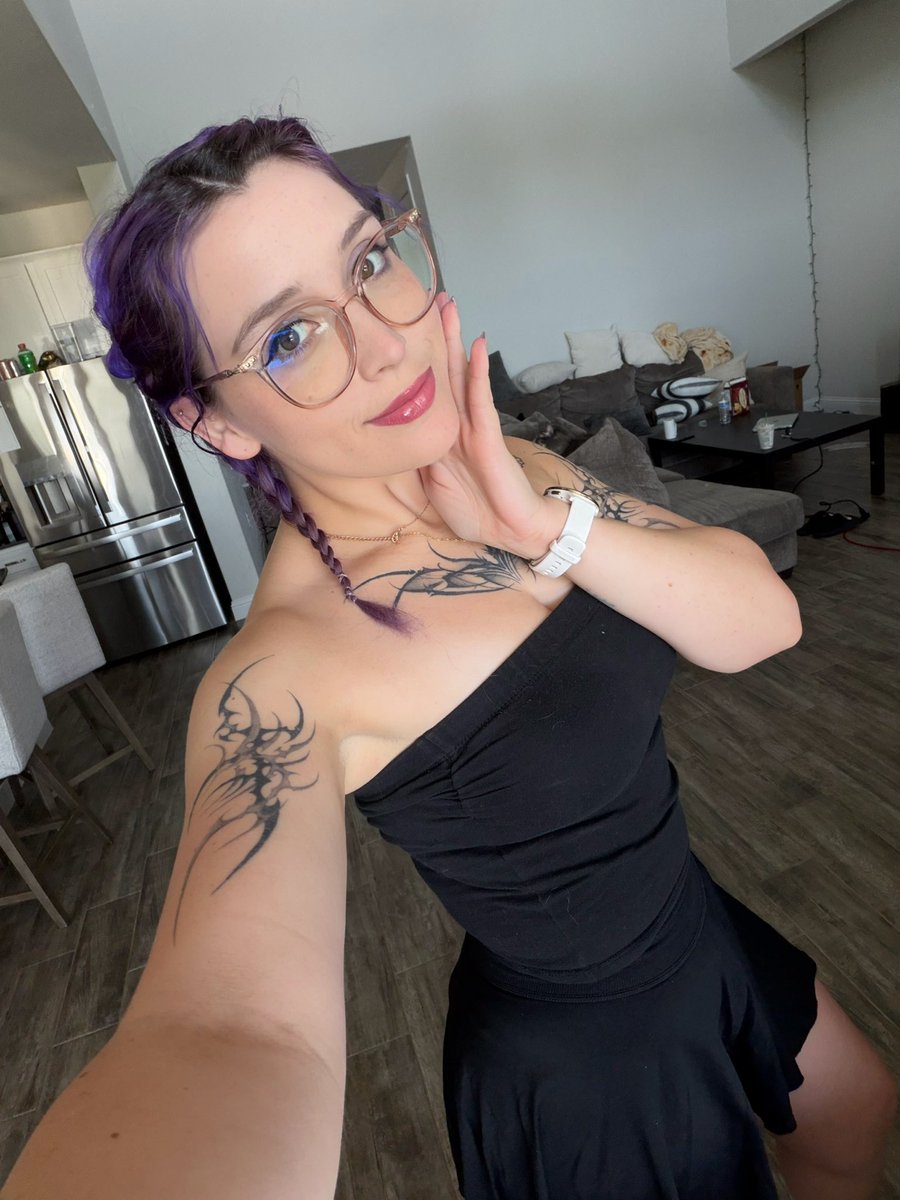 itsqueenmanda's tweet photo. Literally burning my skin to play some Pokemon Go 🤠

Live now!!
https://t.co/FcjUlJhafK https://t.co/jDpnj2SrLz
