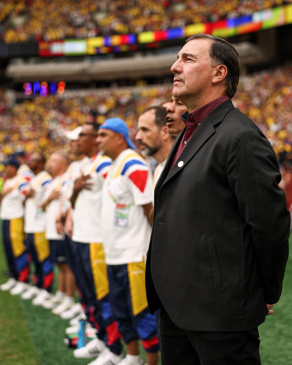 fifaworldcup_es's tweet photo. El estratega Néstor Lorenzo. 🤝🇨🇴

#CopaMundialFIFA https://t.co/jjCL5B4Y6J