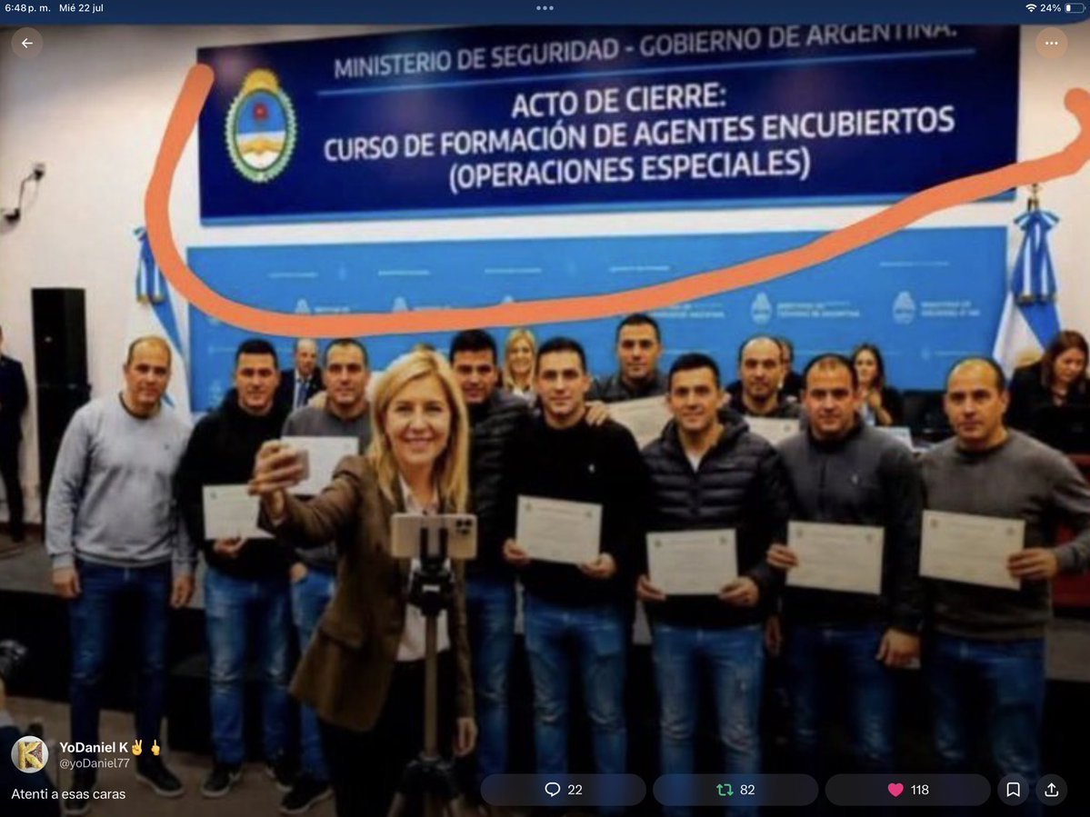 CarlosV66891390's tweet photo. "Agentes Encubiertos" .... 😂 https://t.co/vfSYVL3BpQ