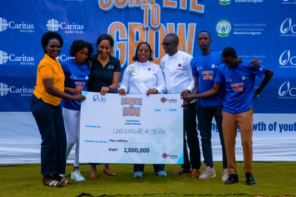 CrsRwanda's tweet photo. The mayor of @NgomaDistrict @NIYONAGIRANath2, the Country Manager for CRS and other guests of honour awarded the top performers of the #CompeteToGrow youth business growth challenge in this district. The awards are ranging between RWF 2,5M to 500k for the top ten youth groups. https://t.co/VyUXC037Ny